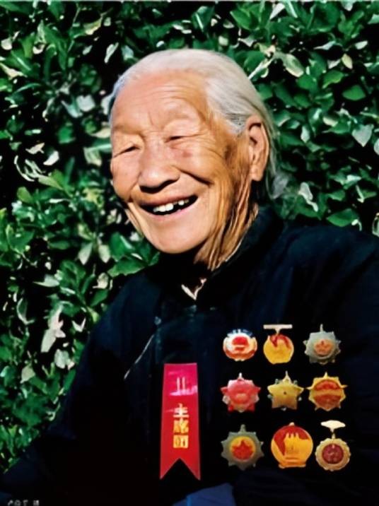 戎冠秀（中共党员）