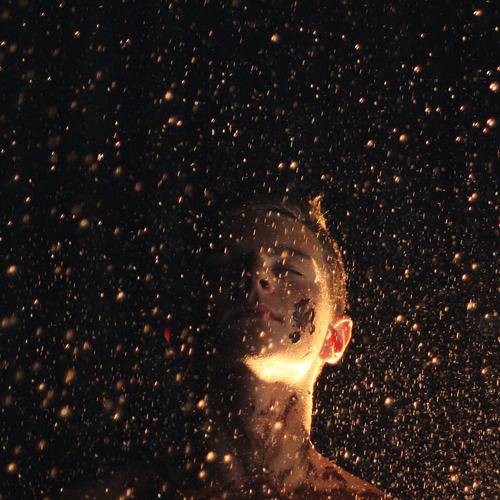 谜（《谜》是歌手小星星Aurora演唱的歌曲）