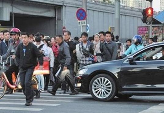 中国式过马路