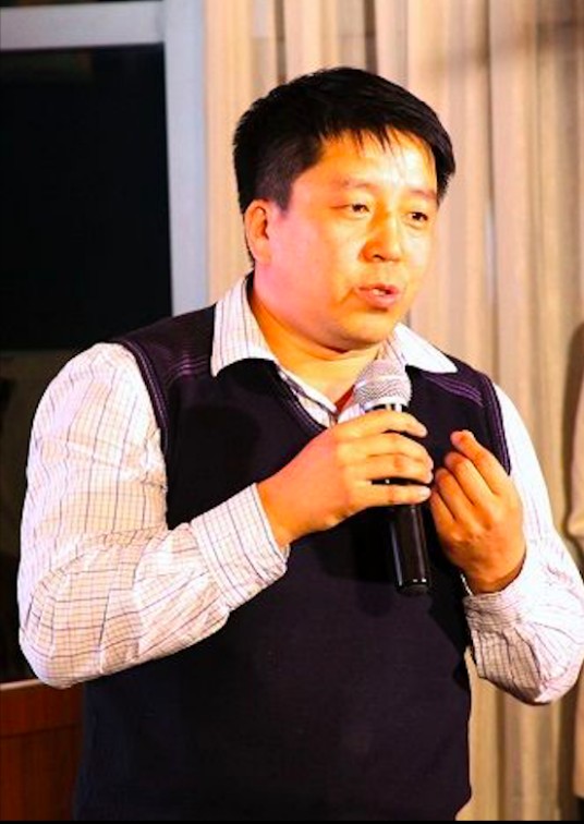 刘凤海(中国工艺美术协会副秘书长、牙雕收藏家)