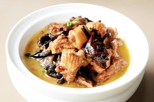 小鸡炖蘑菇（以鸡肉、蘑菇和粉条为主材的菜品）