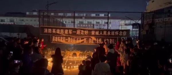 群众寒夜送别救人牺牲消防员 人民子弟兵永远把他人生命高于自己