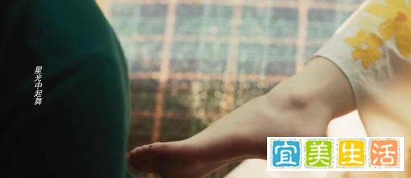 《玫瑰的故事》刘亦菲用双脚挑逗彭冠英,两人眼神暧昧,网:好甜