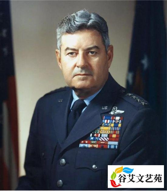 他是二战英雄，他杀死无数日本人，却获得了日本人的尊重