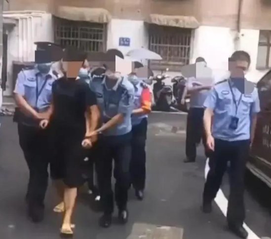 贵阳男子领中秋物资当众喂狗，已被带走，他将会面临什么处罚？