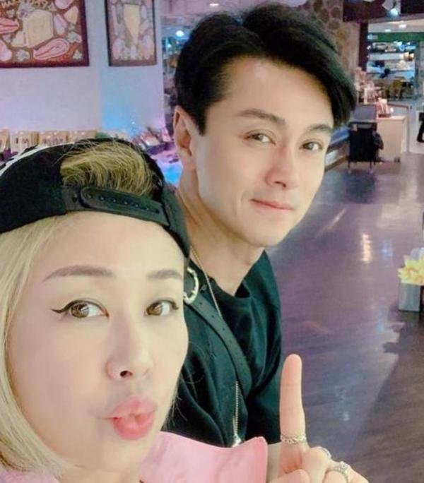 知名港星庆结婚18周年!紧搂富婆老婆示爱,曾患罕见病濒死被救回