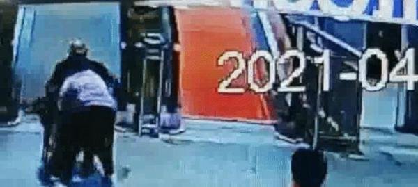 轮椅失控老人冲下扶梯，女孩竟用身体当刹车！