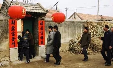 表妹结婚，舅妈挖苦我们家去的人多了，这样的亲戚还需要走动吗？