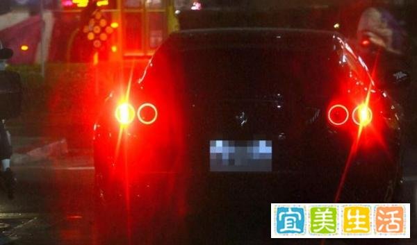 当街闹翻！霍建华开跑车撇下爱妻，林心如雨中失魄落泪一人放空
