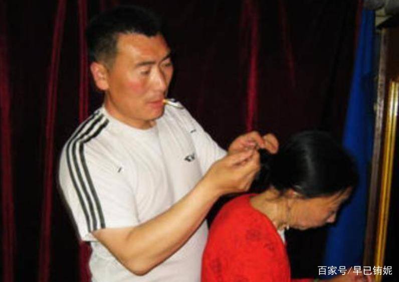 当年25岁的小伙李玉成,娶了60岁的老阿姨,他们现在过得怎样呢?
