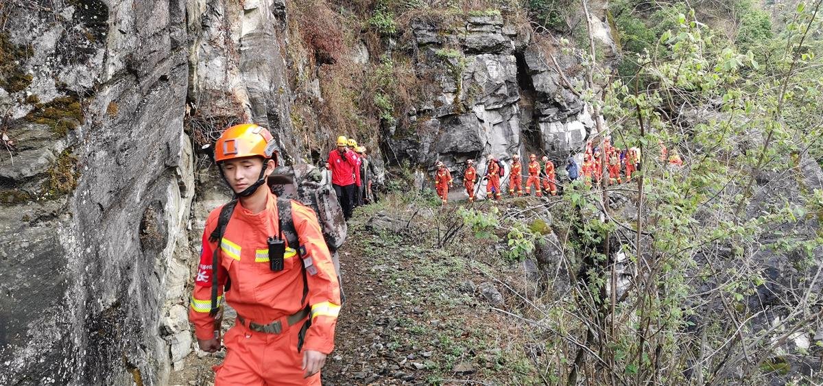 被困苍山13人只差一两公里就到坠机地,他们被什么困住了?