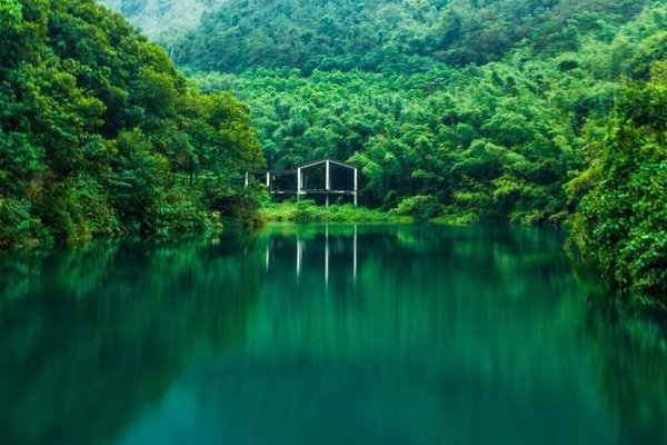 碧绿的湖水像什么呢？
