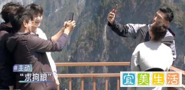 窦骁公主抱何超莲走空中栈道，两人高空甜蜜接吻，花式秀恩爱