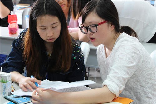 室友在熄灯后开着台灯玩手机影响我睡觉，该怎么办？