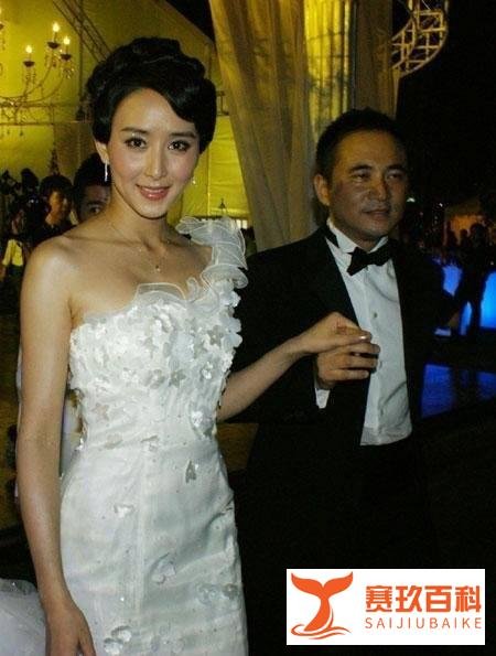胡静和富豪丈夫同框,深夜和那英等人聚会,大秀恩爱