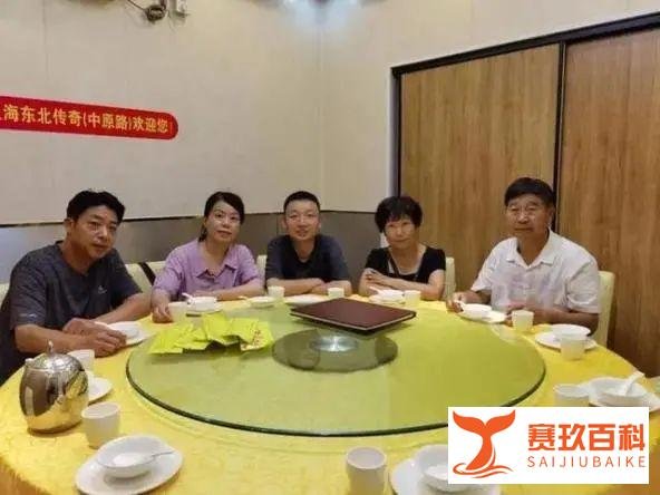 “错换人生28年”事件追踪：姚策养母起诉医院案开庭，临时追加其生母为被告