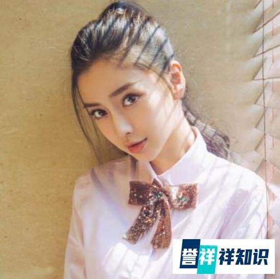baby挑染蓝发新造型曝光,穿时尚毛衣秀小蛮腰,眼神魅惑太撩人