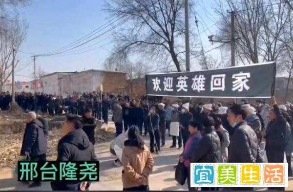 邢台男子跳河救人遇难骨灰运回老家，全村人含泪迎接！