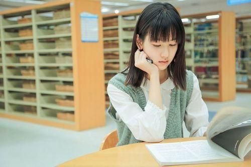 陈都灵是哪一年被评选为校花校草“女神排行榜”冠军?