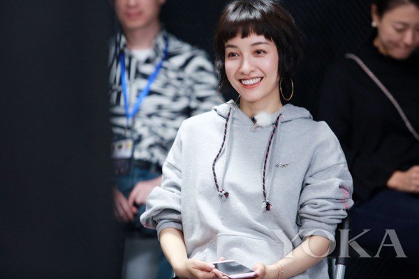 潘玮柏与妻子正式宣布结婚喜讯，他们在这之前一直通过什么方法暗示恋情？
