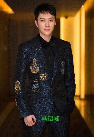 冯绍峰和张丹峰为什么我看起来他们长得像，是同一个人吗。有没有对比图。