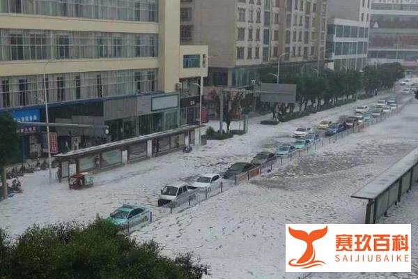 云南文山突现诡异天气,冰雹堵路似冰河世纪,民众穿短袖抢险
