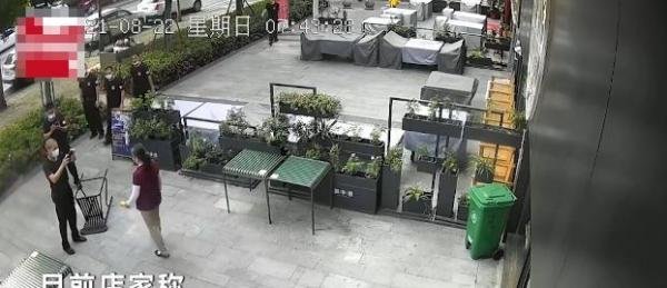 汗颜!武汉一大妈2天跑8趟偷走餐厅14把椅子,竟然拿去当废铁卖了