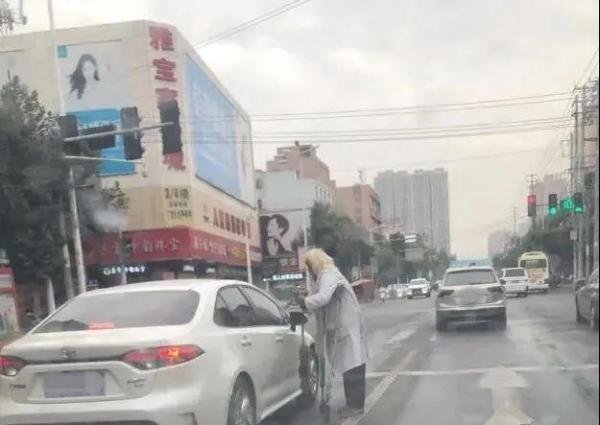 拦车乞讨白发老人是银行VIP？警方：有四间房存款20万元已被行拘