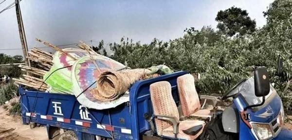 工地上的“临时夫妻”：只要双方愿意，每个人每晚都能找到安慰和