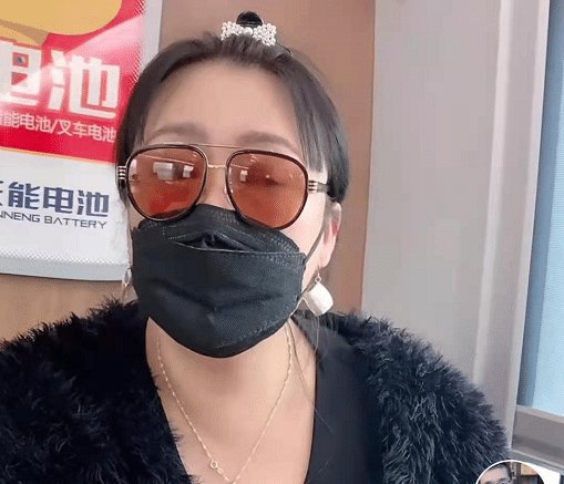 李菁菁与小21岁老公出游，穿金戴银浑身珠光宝气，昔日的她为何变成这样？