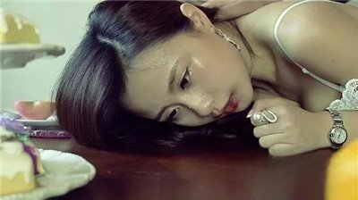 球球被按桌子上是怎么回事 纪文君电影中的一个片段