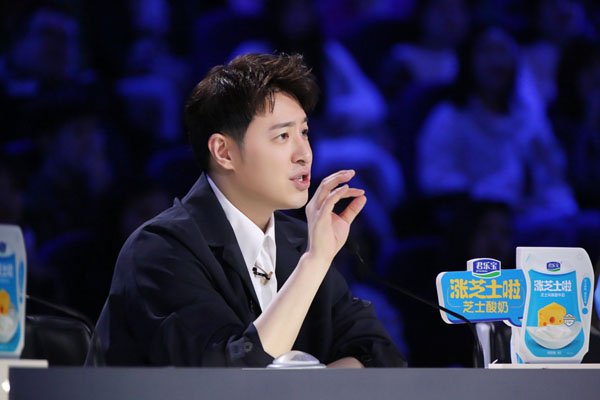 潘玮柏与妻子正式宣布结婚喜讯，他们在这之前一直通过什么方法暗示恋情？