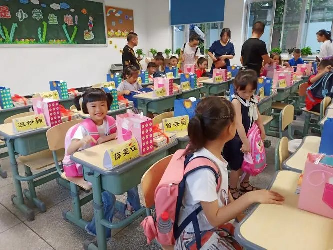 踏入小学的第一天的句子简短