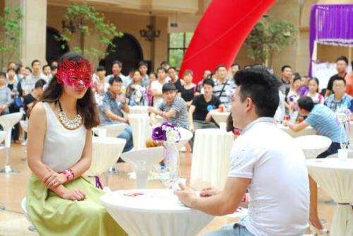 朋友婚礼上一见钟情一个女孩，该如何要对方的联系方式？