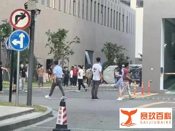 突发！ 上海蔚来总部疑似ET7从高层冲出坠落