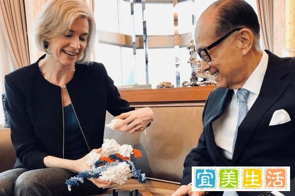 94岁李嘉诚现身礼佛,低调虔诚引人称赞,曾花30亿建寺为自己祈福