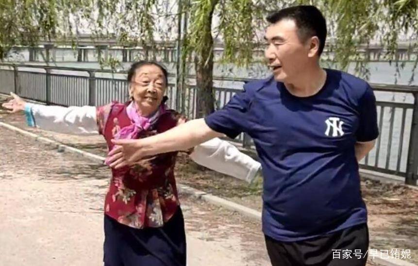 当年25岁的小伙李玉成,娶了60岁的老阿姨,他们现在过得怎样呢?