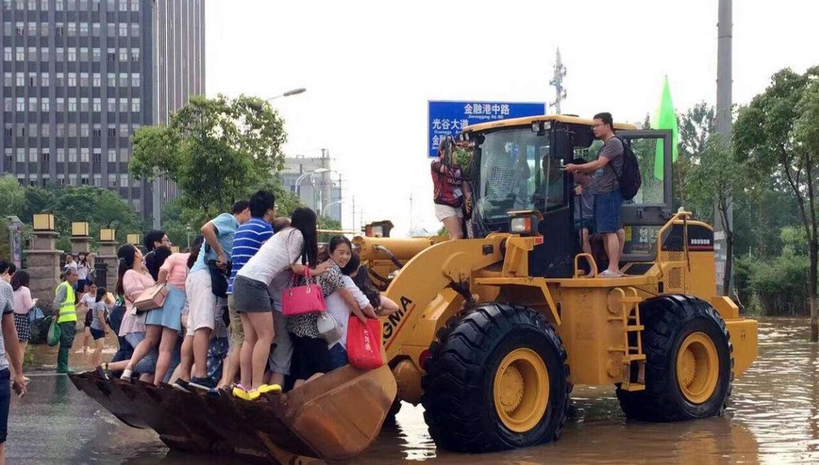 哈尔滨马路积水铲车运送市民10元一位，这种做法合理吗？