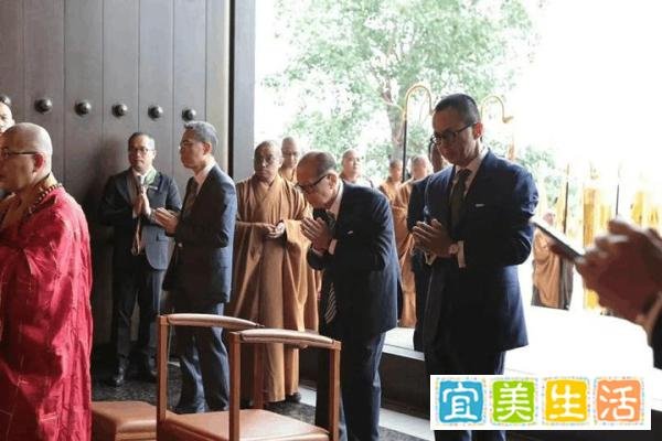 94岁李嘉诚现身礼佛，低调虔诚引人称赞，曾花30亿建寺为自己祈福