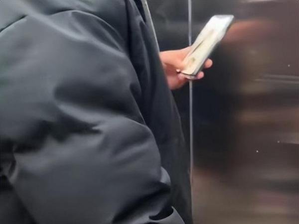 远嫁女想回娘家过年,却被公公扇耳光称“休想”,儿子做法很解气