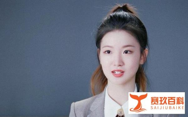 董明珠22岁的贴身女秘书要直播带货了，你怎么看？
