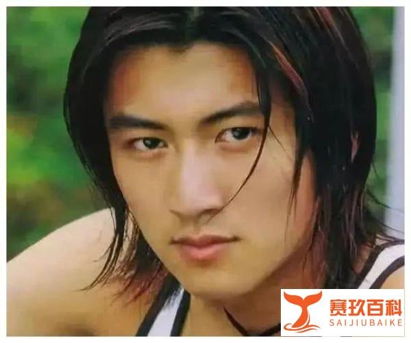 1999年,19岁的谢霆锋在演唱会上,砸了自己的天价吉他