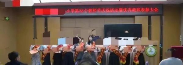 愤怒!福建某学校女老师用脚踢打女学生,还揪住孩子拖进教室