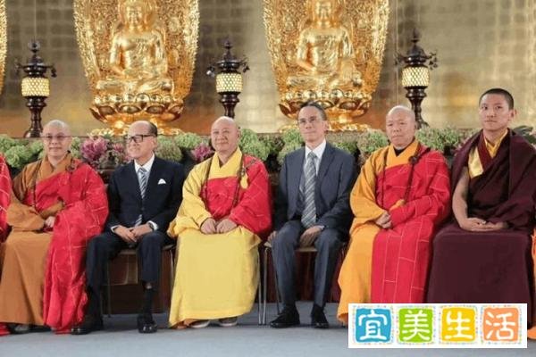 94岁李嘉诚现身礼佛,低调虔诚引人称赞,曾花30亿建寺为自己祈福
