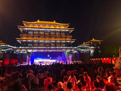 总导演回应《唐宫夜宴》出圈，我们国家的传统文化该不该走向潮流？