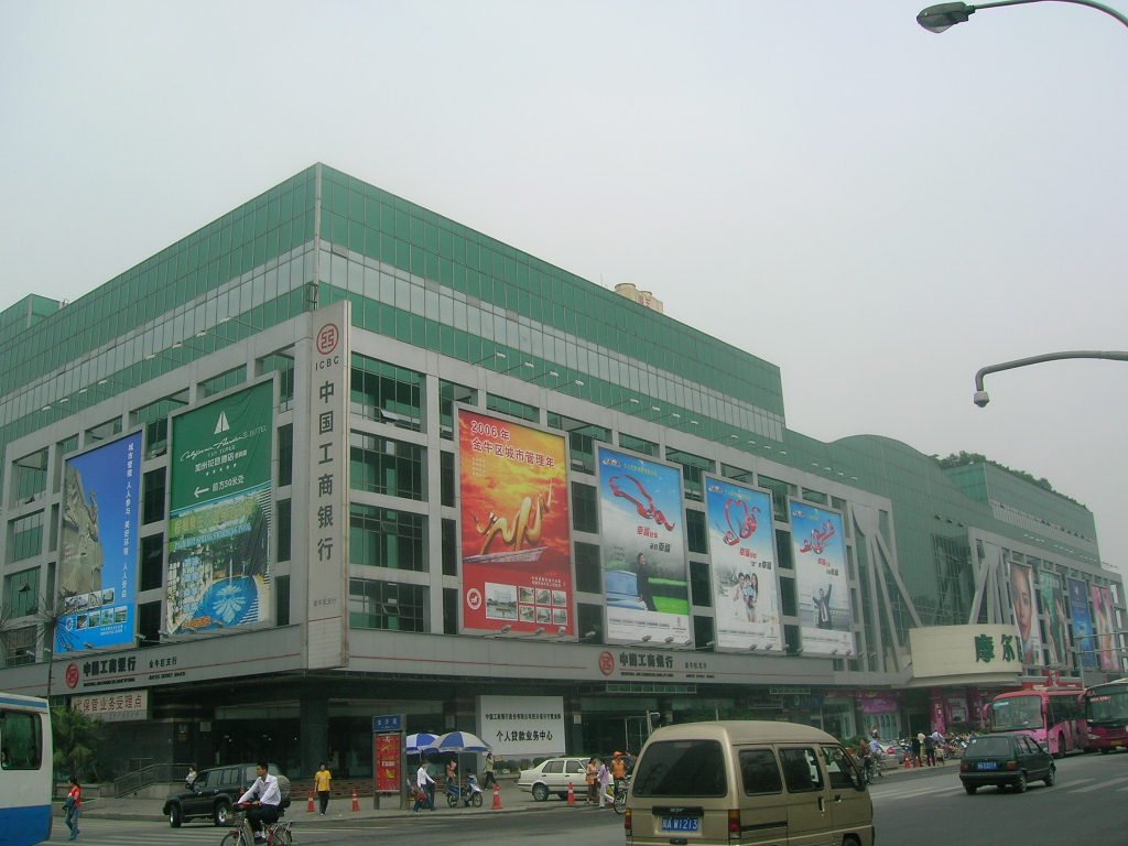 成都摩尔百盛的摩尔百货会展中心店
