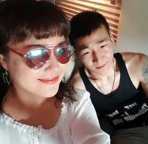 李菁菁与小21岁老公出游,穿金戴银浑身珠光宝气,昔日的她为何变成这样?