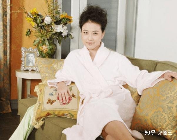 曝周海媚在北京七环别墅不值钱,2002年购买,香港无房产