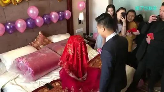 许昌一新郎躺婚床上看婚礼视频大笑,你如何看待这件事?