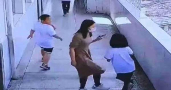 愤怒！福建某学校女老师用脚踢打女学生，还揪住孩子拖进教室